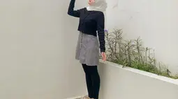 Dalam memadupadankan baju, Putri Delina cukup kreatif. Misalkan saja seperti memadukan rok pendek dengan leging hitam sehingga ia tetap tertutup meski mengenakan rok pendek. (Liputan6.com/IG/putridelinaa)