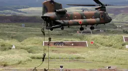 Tentara Self-Defense Force Jepang turun dari helikopter menggunakan tali selama sesi latihan tahunan di dekat Gunung Fuji di lapangan pelatihan Higashifuji di Gotemba, Tokyo, (25/08). (REUTERS / Kim Kyung-Hoon)