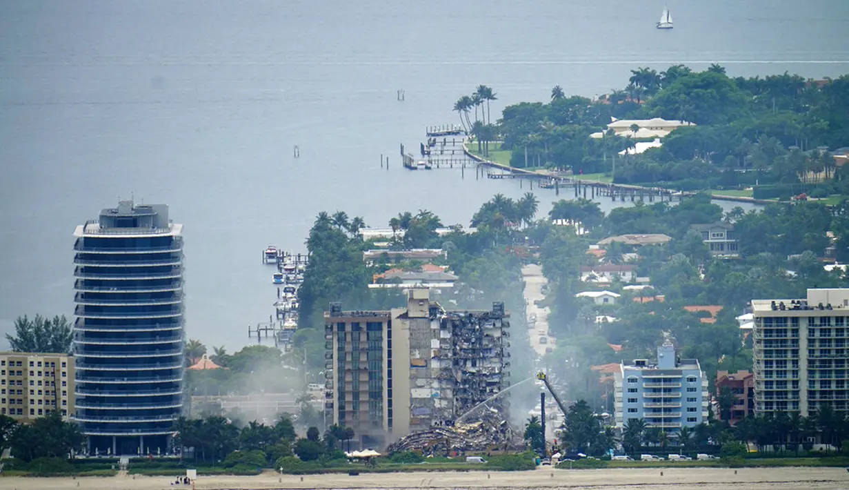 Petugas penyelamat bekerja di puing-puing Champlain Towers South Condo, Surfside, Miami, Florida, Amerika Serikat, Jumat (25/6/2021). Wali Kota Miami-Dade, Daniella Levine Cava mengatakan bahwa mereka "masih memiliki harapan" untuk menemukan korban yang selamat. (AP Photo/Gerald Herbert)