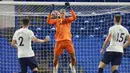 Kiper tim Tottenham Hotspur, Pierluigi Gollini (tengah) melompat untuk menangkap bola saat menghadapi Chelsea dalam laga uji coba pramusim 2021/2022 di Stamford Bridge, London, Rabu (4/8/2021). Tottenham bermain imbang 2-2 dengan Chelsea. (Foto: AP/Matt Dunham)