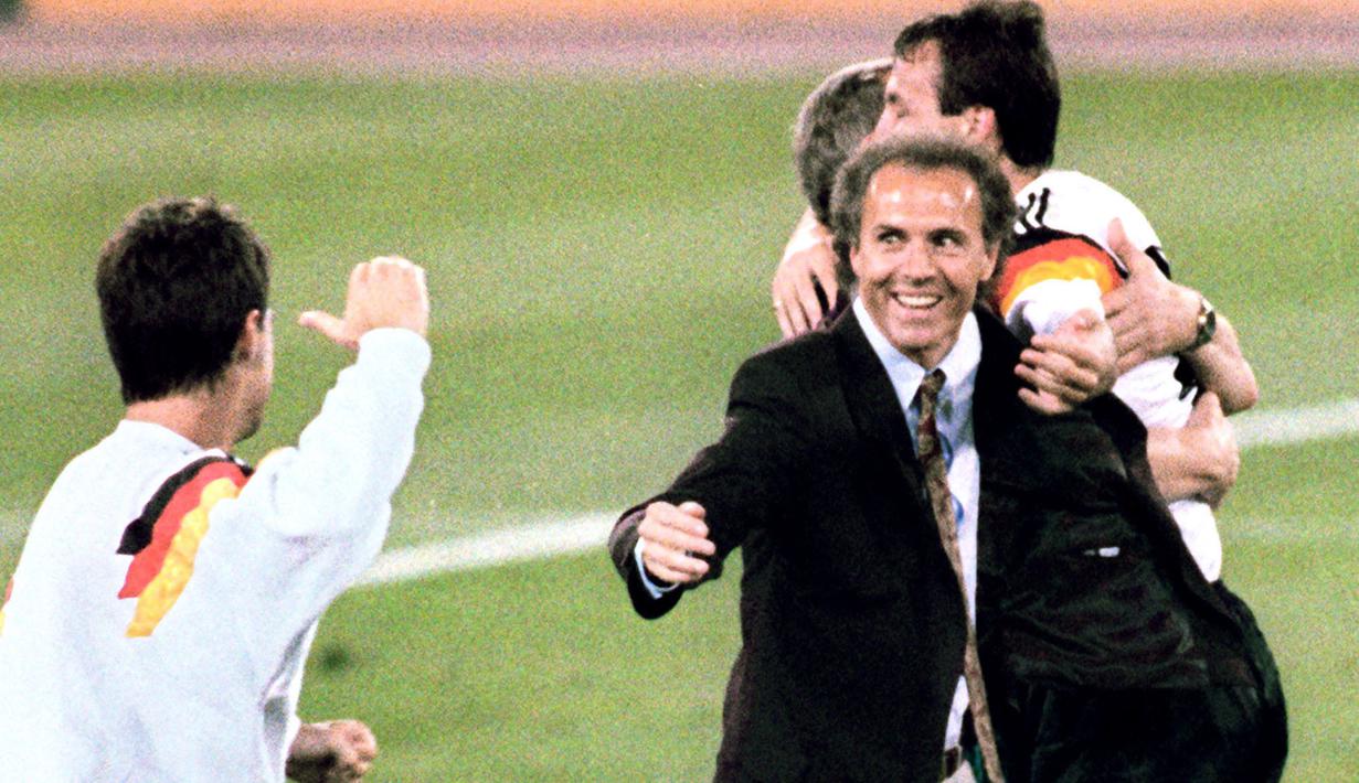 Franz Beckenbauer merupakan satu dari tiga orang yang pernah menjuarai Piala Dunia sebagai pemain (1974) dan pelatih (1990). Dua nama selain dirinya yaitu Mario Zagallo dan Didier Deschamps. (AFP/Staff)