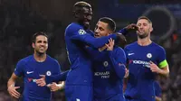 Para pemain Chelsea merayakan gol yang dicetak Tiemoue Bakayoko ke gawang Qarabag pada laga Liga Champions di Stadion Stamford Bridge, London, Selasa (12/9/2017). Chelsea menang 6-0 atas Qarabag. (AFP/Ben Stansall)