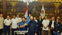 Ketua Umum Partai Gerindra Prabowo Subianto menerima kunjungan Ketua Umum Partai Nasdem Surya Paloh di Padepokan Garuda Yaksa, Hambalang, Bogor, Jawa Barat, Minggu (5/3/2023). (Liputan6.com/ Achmad Sudarno)