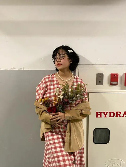 Dalam pemotretan ini, pemilik nama lengkap Cinta Rahmania Putri Khairunnisha ini nampak mengenakan dress bermotif kotak-kotak merah dan putih. Kemudian ia juga mengenakan kalung mutiara sehingga menonjolkan kesan vintage. (Liputan6.com/IG/cintakuya)