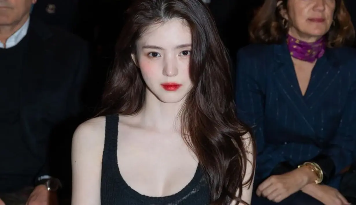 Han So Hee hadir curi perhatian dengan makeup cerah yang diaplikasikan pada wajah putihnya. Menurut Dispatch Style, Han So Hee mengunakan makeup dari Dior. [@kangyewon]