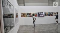 Pengunjung mengamati salah satu karya yang dipamerkan Jakarta Biennale 2021 di Museum Nasional, Jakarta, Selasa (23/11/2021). Pameran menghadirkan karya seni puluhan seniman mancanegara. (merdeka.com/Iqbal S. Nugroho)