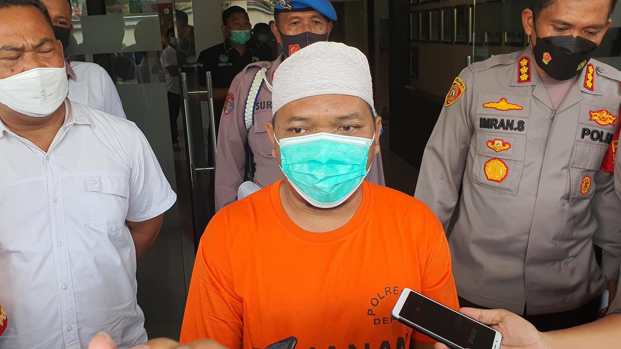 Tersangka AI (44), saat menyampaikan permohonan maaf telah membuat rekayasa babi ngepet di Polres Metro Depok.