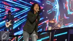 Penampilan vokalis Slank, Kaka saat tampil dalam Konser ulang tahun Indosiar di Jakarta, Rabu (11/1). Indosiar menghibur masyarakat di Indonesia dengan sajian musik dalam sebuah konser bertajuk “Konser Raya 22 Indosiar”. (Liputan6.com/Herman Zakharia)