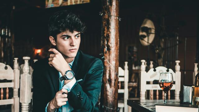 Ilustrasi pria tegas, berwibawa, keren