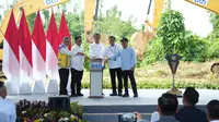 Presiden Jokowi melakukan peletakan batu pertama pembangunan gedung baru PT Bank Tabungan Negara (Persero) Tbk (BTN) di IKN (dok: Ist)