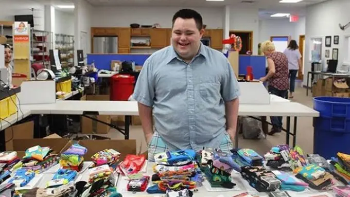 [Bintang] Berusia 21 Tahun, Pemuda Down Syndrome Jadi Pengusaha Kaus Kaki yang Sukses