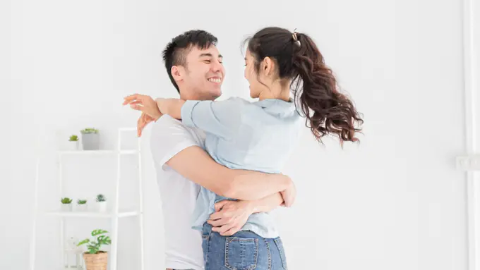 perempuan dan pasangan 9 juni peluk