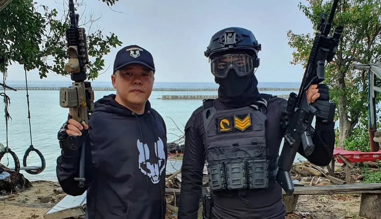 Walau wajah ditutupi masker, namun Kriss Hatta terlihat gagah mengenakan pakaian serba hitam sambil memegang senjata. (Foto: Instagram/@krisshatta07)