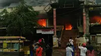 Kebakaran Pasar Kroya, Cilacap, Jawa Tengah, Kamis petang (23/12/2021). (Foto: Istimewa/Relawan Banyumas Raya)