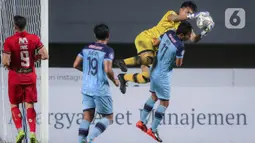 Kiper Persela Lamongan, Dwi Kuswanto bertabrakan dengan gelandang Persela, Nasir saat laga pekan keempat BRI Liga 1 2021/2022 saat melawan Persija Jakarta di Stadion Pakansari, Bogor, Jumat (24/09/2021). Persija Jakarta membungkam Persela Lamongan 2-1. (Bola.com/Bagaskara Lazuardi)