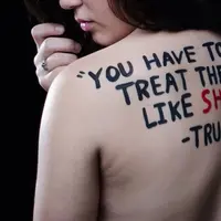 Seorang mahasiswa 18 tahun dari Oregon tak tinggal diam dengan kutipan-kutipan kontroversial Donald Trump soal perempuan. (Via: boredpanda.com)