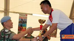 Citizen6, Lebaon: Trophi juara umum diserahkan oleh DCO Seceast Kol Laut (E) Joko Edi S kepada Tim Bulutangkis Kontingen Indonesia yang diwakili oleh Mayor Mar Profs Degratment. (Pengirim: Badarudin Bakri)