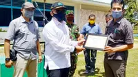 CEO PTPN V Jatmiko K Santosa menyerahkan piagam penghargaan kepada manager Kebun Tamora di Kampar. (Liputan6.com/M Syukur)