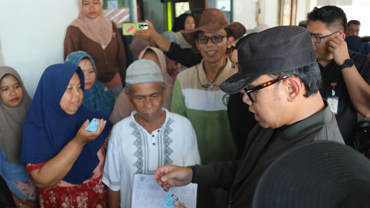 Kunjungi Lokasi Bencana di Padang Pariaman, Wamendagri Bima Arya Bawa Bantuan Logistik dan Kerahkan Dukcapil