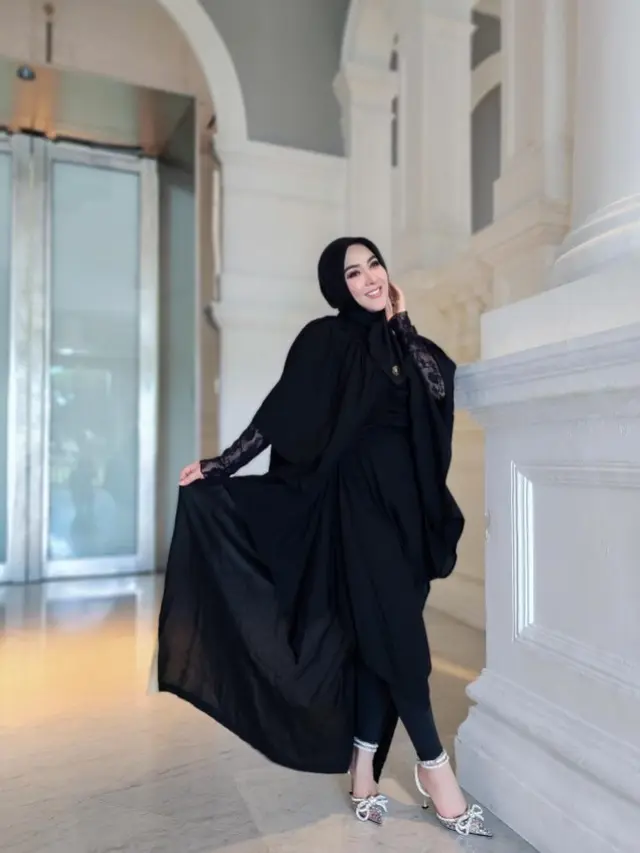 Inspirasi Padu Padan Atasan Hitam ala Syahrini