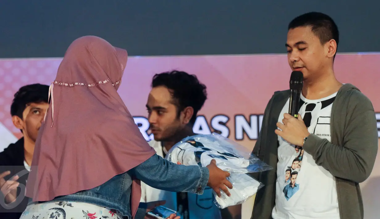 Pemain film The Guys, Raditya Dika memberikan kaos kepada salah satu peserta Emtek Goes To Campus (EGTC) 2017 di Auditorium Universitas Negeri Semarang, Rabu (5/4). Seperti tahun lalu, 2017 ini EGTC digelar di 5 kota. (Liputan6.com/Yoppy Renato)