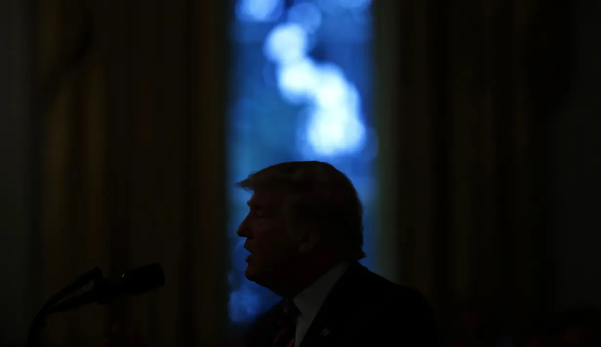 Presiden Donald Trump memberikan keterangan kepada awak media di Ruang Timur Gedung Putih, Washington (6/2/2020). Para senator AS memutuskan bahwa Trump tidak bersalah dalam sidang pemakzulan. (AP Photo/Patrick Semansky)
