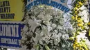 Karangan bunga dari penyanyi Glenn Fredly atas meninggalnya istri Indro Warkop, Nita Octobijanthy terpajang di rumah duka kawasan Pulo Mas, Jakarta, Rabu (10/10). Istri Indro Warkop meninggal akibat kanker paru-paru stadium 4. (Liputan6.com/Faizal Fanani)