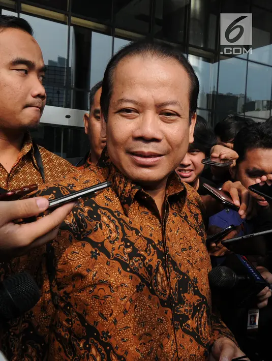 Wakil Ketua DPR Bidang Keuangan Taufik Kurniawan menjawab pertanyaan wartawan usai menjalani periksaan di Gedung KPK, Jakarta, Rabu (5/9). Taufik diperiksa untuk penyidikan proses pembahasan anggaran di DPR. (Merdegka.com/Dwi Narwoko)