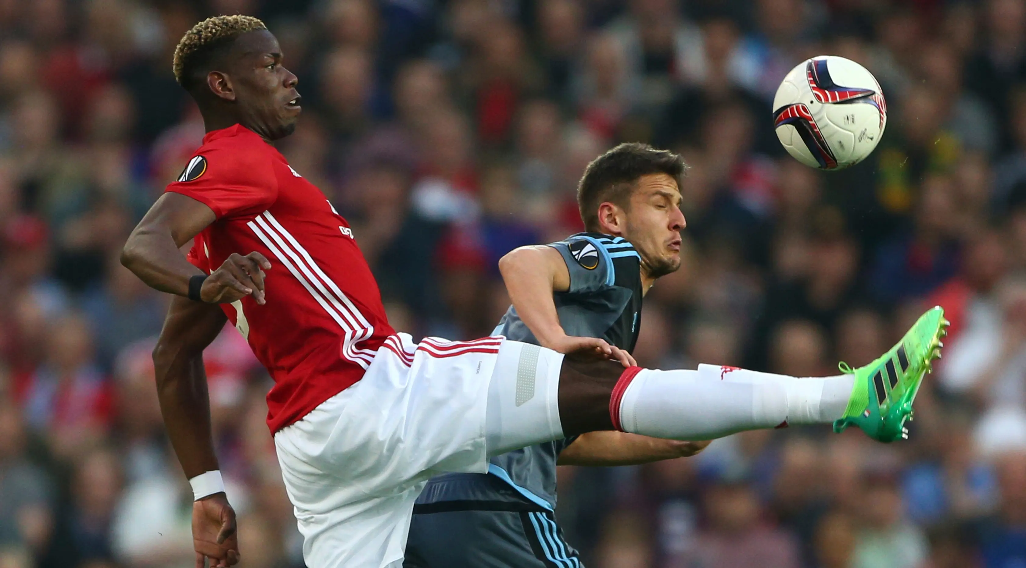  Gelandang MU, Paul Pogba berebut bola dengan gelandang Celta Vigo, Nemanja Radoja saat bertanding pada leg kedua Liga Europa di stadion Old Trafford, Inggris,(11/5). (AP Photo/Dave Thompson)