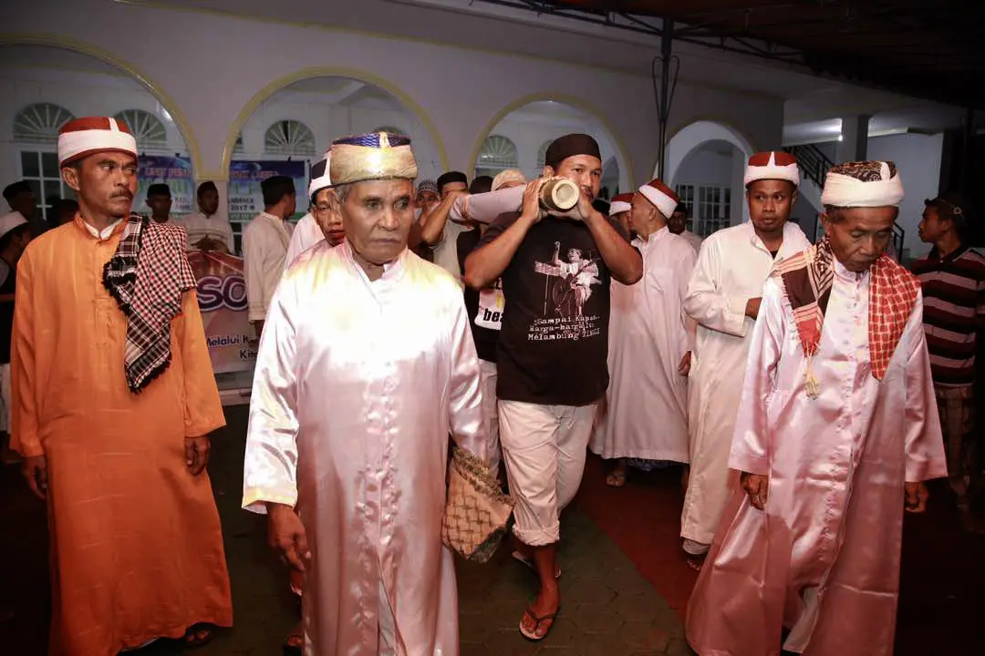Tradisi unik menyambut malam Lailatul Qadar selepas salat tarawih berlangsung meriah di sejumlah kelurahan di Ternate, Maluku Utara. (Liputan6.com/Hairil Hiar)