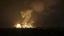 Asap dan bola api membubung menyusul serangan udara di Khan Yunis, Jalur Gaza, Minggu (2/1/2022). Israel melancarkan serangan udara terhadap Gaza. (SAID KHATIB/AFP)