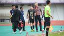 Pemain Dewa United, Egy Maulana Vikri (tengah) dipeluk oleh pelatih Jan Olde Riekerink saat laga lanjutan BRI Liga 1 2022/2023 menghadapi Madura United di Indomilk Arena, Tangerang, Kamis (2/2/2023). (Bola.com/Bagaskara Lazuardi)