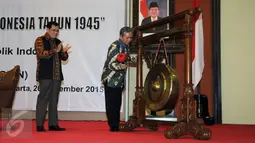 Kepala Badan Pengkajian MPR, Bambang Sadono (kanan) secara simbolis membuka diskusi Menata Sistem Perekonomian Nasional berdasarkan Pasal 33 UUD NKRI tahun 1945 di Kompleks Parlemen, Jakarta, Kamis (26/11/2015). (Liputan6.com/Helmi Fithriansyah)