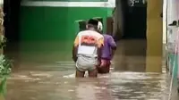 Ratusan rumah di Pondok Pinang, Jakarta terendam banjir. Sementara seorang pemadam kebakaran di China nekat gendong tabung gas terbakar.