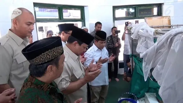 Capres no urut 2 Prabowo Subianto berziarah ke makam sesepuh NU almarhum KH Achmad Sidiq. Ziarah ini digelar Prabowo di saat pelaksanaan safari politiknya di Pulau Jawa