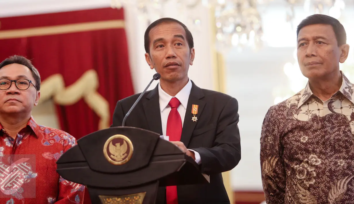 Presiden Jokowi (tengah) bersama Ketum PAN Zulkifli Hasan dan Ketum Hanura Wiranto saat memberi keterangan di Istana Negara, Jakarta, Rabu (2/9/2015). PAN menyatakan resmi bergabung dengan koalisi partai pendukung pemerintah. (Liputan6.com/Faizal Fanani)