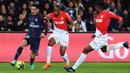 Gelandang PSG, Angel Di Maria, berusaha melewati bek AS Monaco, Djibril Siddibe, pada laga Ligue 1 di Stadion Parc des Princes, Prancis, Minggu (15/4/2018). PSG menang 7-1 atas Monaco. (AFP/Christophe Archambault)