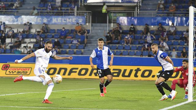 Foto: Karim Benzema Gemilang, Real Madrid Pesta Gol ke Gawang Deportivo Alaves