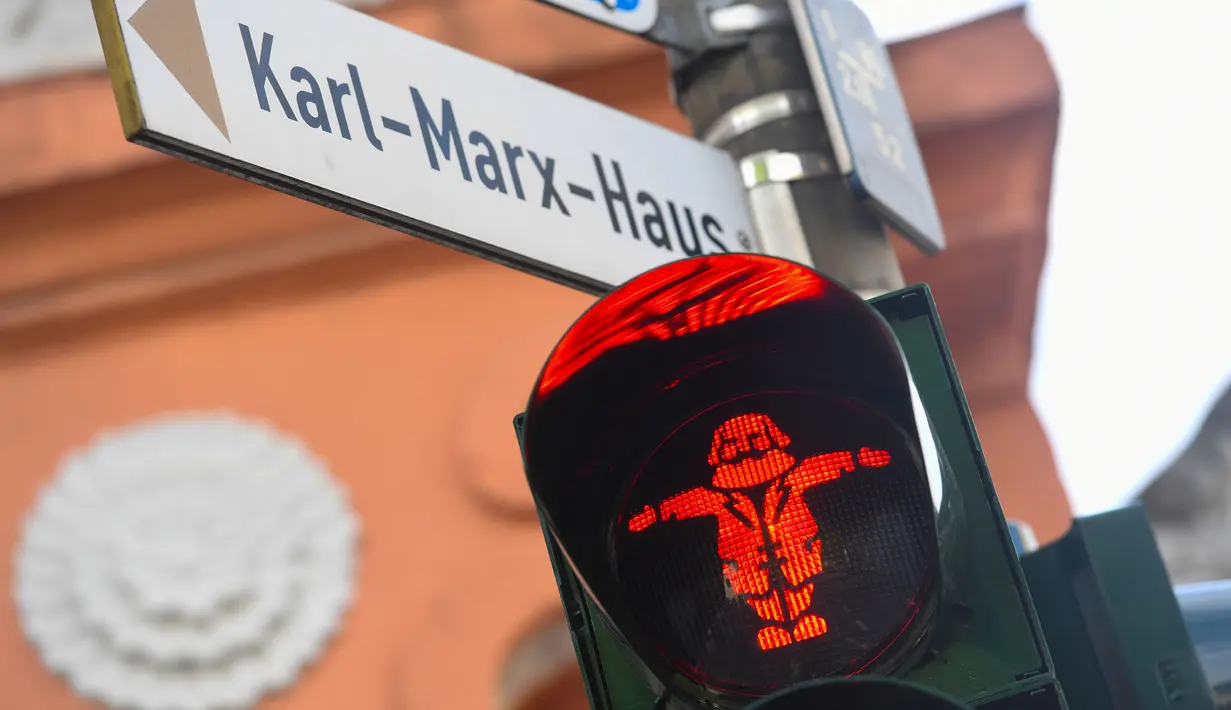 Sebuah lampu lalu lintas pejalan kaki bergambar karakter filsuf Jerman Karl Marx di Trier, Jerman (3/5). Lampu merah bergambar ini untuk memperingati 200 tahun kelahiran Karl Marx yang jatuh pada tanggal 5 Mei. (AFP/Patrik Stollarz)