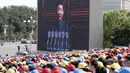 Warga menyaksikan Presiden Xi Jinping yang sedang berpidato dari sebuah layar saat parade militer untuk memperingati 70 tahun berakhirnya Perang Dunia II di Beijing, China, Kamis (3/9/2015). (REUTERS / China Daily)