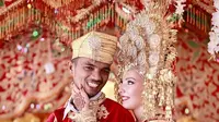 Potret pernikahan pemuda asal Padang dan perempuan asal Prancis (Dok.Instagram/@@clem_travel_minang/https://www.instagram.com/p/B0fM22yJ3ha/Komarudin)