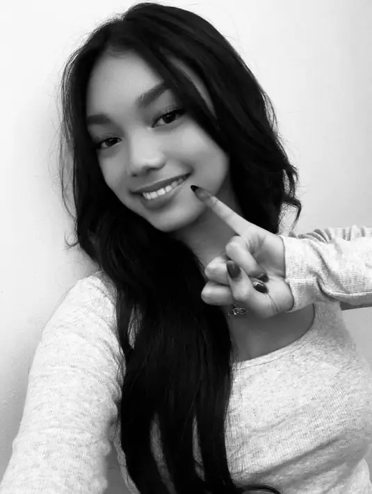 Penampilan kasual Naura Ayu dengan long sleeve top sederhana saat pamer jari kelingking yang sudah diberi tinta untuk pertama kalinya. [@naura.ayu]