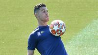 Striker Juventus, Cristiano Ronaldo, mengontrol bola dengan dada saat sesi latihan jelang laga Liga Champions di Turin, Selasa (9/4). Juventus akan berhadapan dengan Ajax Amsterdam. (AP/Alessandro Di Marco)