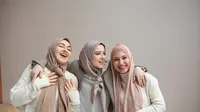 3 Orang Sedang Mengenakan OOTD Hijab yang Fashionable (freepik)