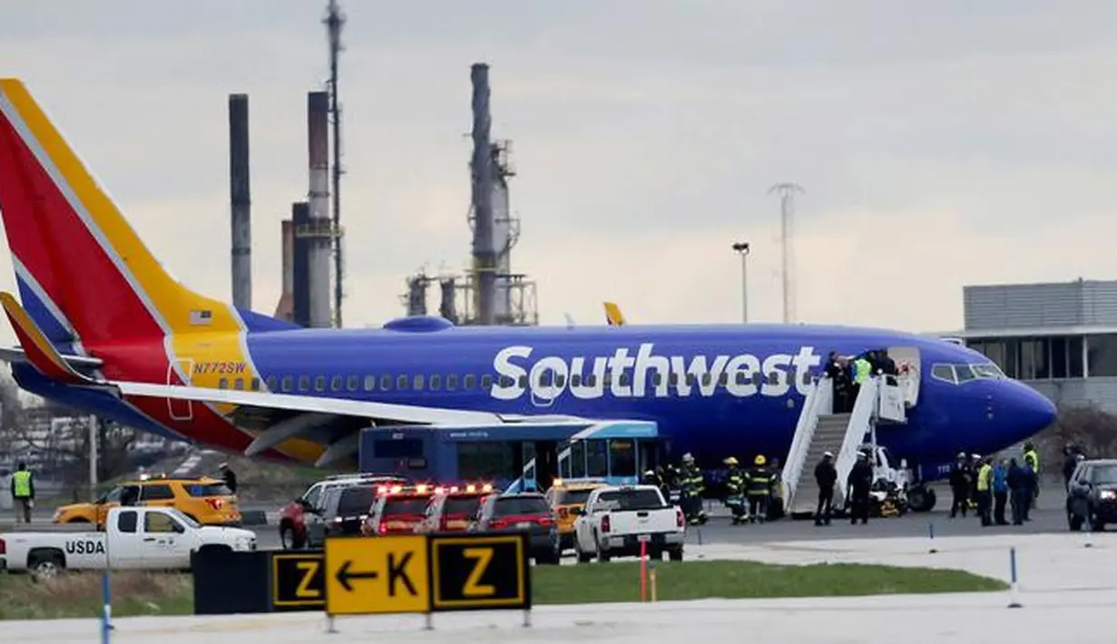 Pesawat Southwest Airlines mendarat darurat di Bandara Internasional Philadelphia, Selasa (17/4). Mesin pesawat tiba-tiba meledak saat penerbangan dari New York menuju Dallas yang membuat jendela pecah. (David Maialetti/The Philadelphia Inquirer via AP)