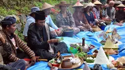 Sesepuh petani tembakau memimpin ritual Among Tebal, memohon kepada Tuhan YME agar selama proses menanam hingga panen tembakau bisa berhasil dengan kualitas dan harga tinggi, di perladangan kawasan lereng Gunung Sumbing Desa Legok Sari, Tlogo Mulyo, Temanggung, Jawa Tengah, Kamis (5/4). (Antara)
