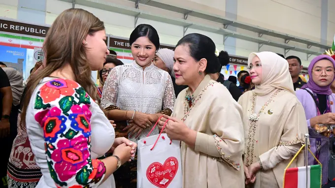 Gaya Manis Tapi Mahal Erina Gudono Temani Ibu Mertua Iriana Jokowi Kunjungan, Kenakan Atasan Putih dan Tas Chanel Ratusan Juta