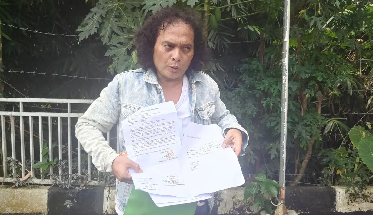 Mantan pengacara Bharada E, Deolipa Yumara saat memberikan keterangan terkait pemecatan terhadap dirinya di Perumahan Bella Cassa, Kecamatan Pancoran Mas, Kota Depok. (Liputan6.com/Dicky Agung Prihanto).