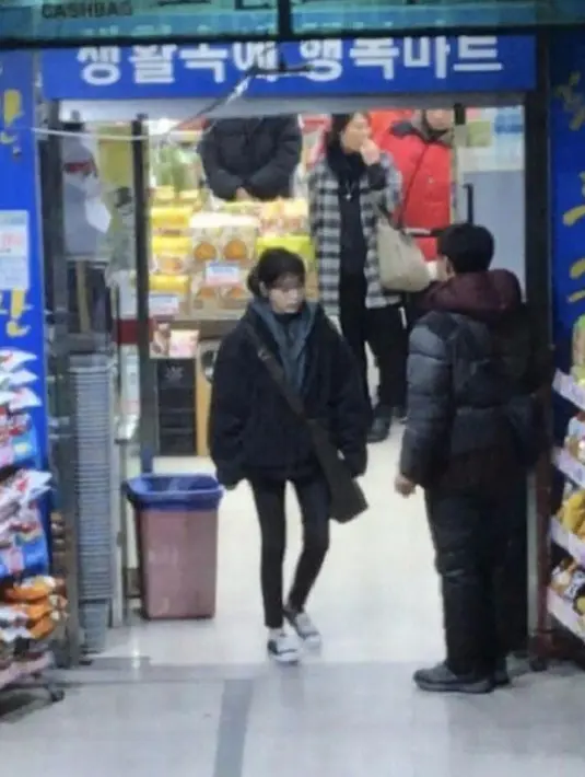 Kini gadis kelahiran 16 Mei 1993 ini sedang sibuk syuting. Dan baru-baru ini, ia tertangkap kamera sedang melakukan sebuah adegan. (Foto: Allkpop.com)