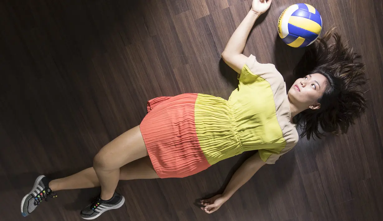 Pevoli nasional, Berllian Marsheilla garang di lapangan, sensual saat sesi foto. (Bola.com/Vitalis Yogi Trisna) 